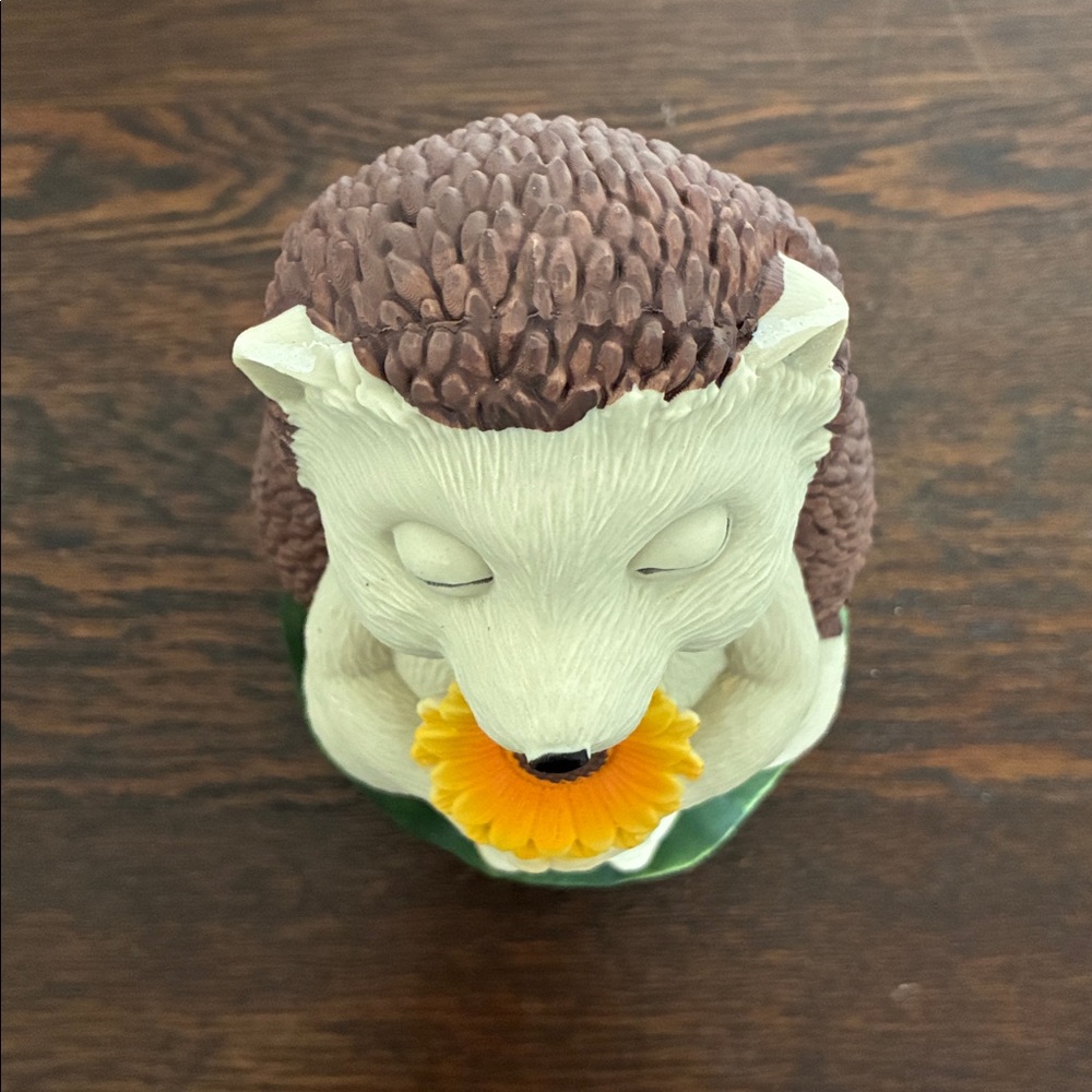 NWT- Adorable Hedgehog 🦔 Garden Figurine with Sunflower 🌻 - Picture 9 of 10